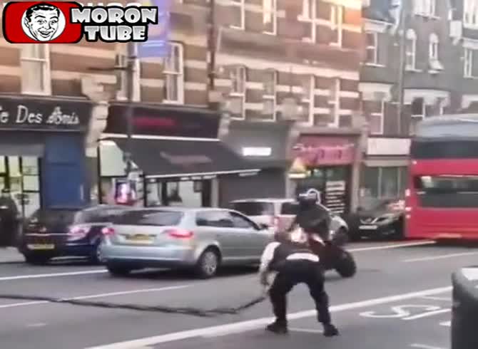 Video :When this police officer tries to halt a motorcyclist, things don't go as expected